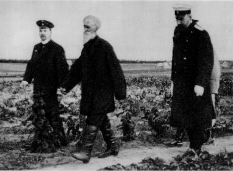 П.А.Столыпин осматривает хуторские огороды близ Москвы. Апрель 1910 г.