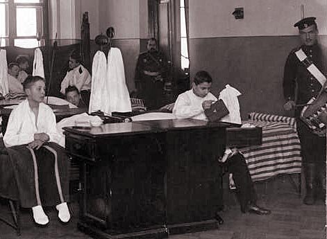 Родители пажей доставляют следующие документы о их происхождении: свидетельства о рождении, крещении и дворянстве, или списки о службе отцов. 