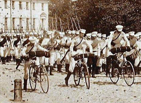 Кадеты Петровского Полтавского кадетского корпуса, уходящие в поход.