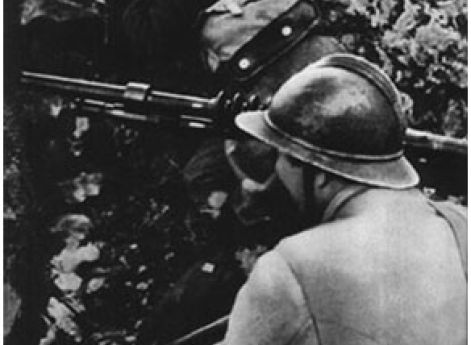 Чехословацкие солдаты в бою. Франция, 1940 г.