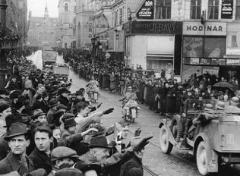 Жители г. Брно встречают германские войска. Март 1939 г. 