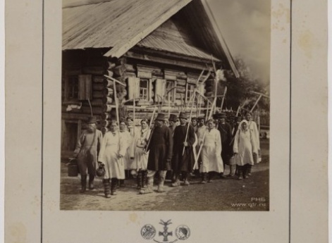 Черемисские крестьяне с граблями.