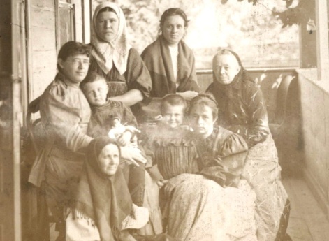 Семья Мяздриковых на веранде дома. Муром.