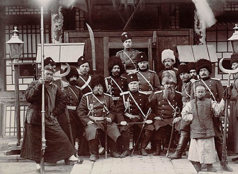 Генерал А. Каульбарс (в центре) с солдатами и офицерами в период Ихэтуаньского восстания