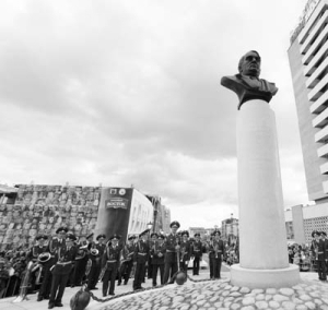 Памятник Льву Гумилеву на улице Петербургской города Казани