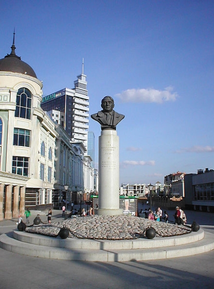 Памятник Льву Гумилеву на улице Петербургской города Казани