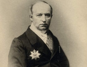 Стихов не писал, музыкой не надоедал, спины не сгибал, честно жил, работал, подлецов в рожу бивал.